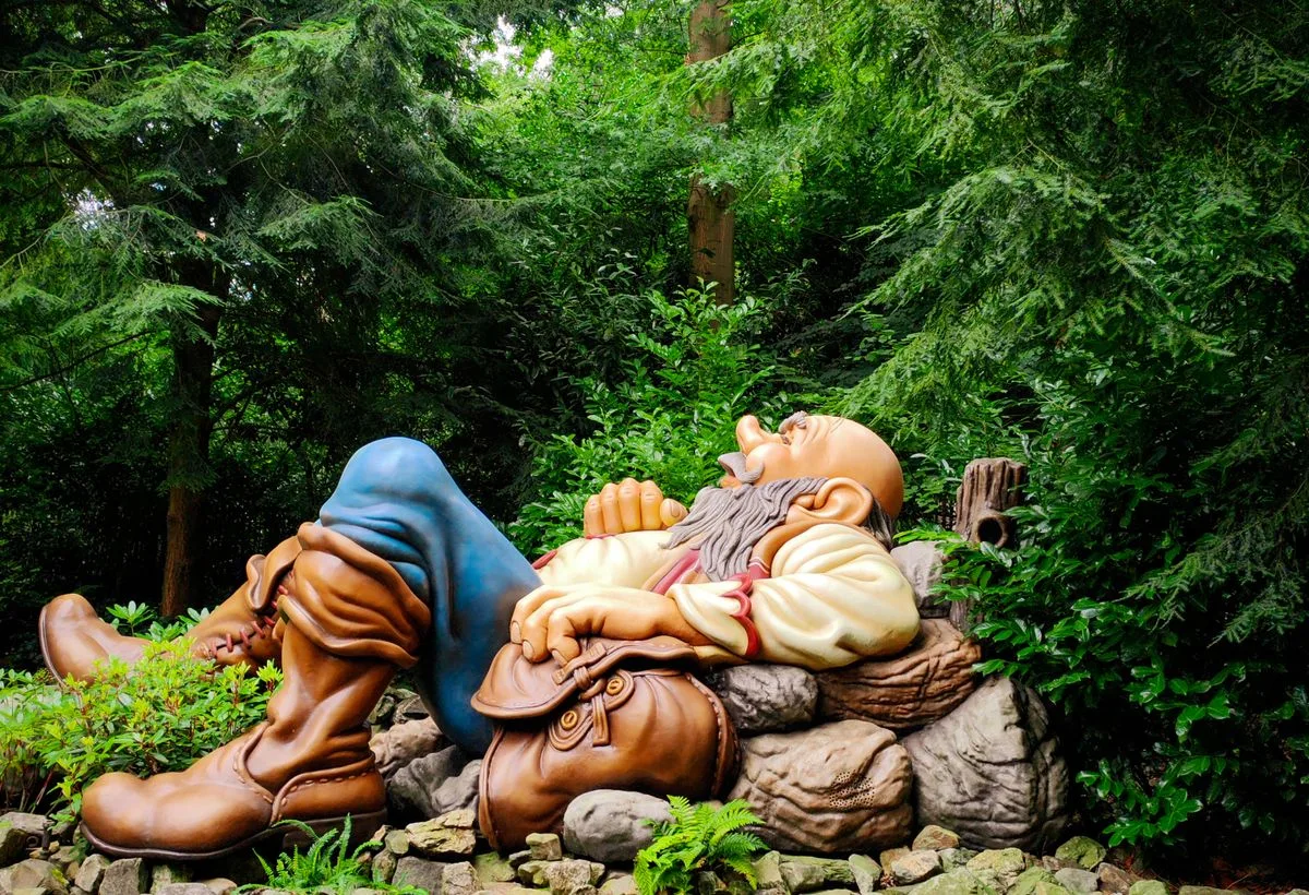 Kabouterbeeld in het Sprookjesbos van de Efteling