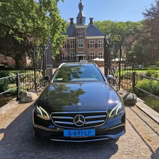 Trouwvervoer van Taxi TCN bij een landhuis