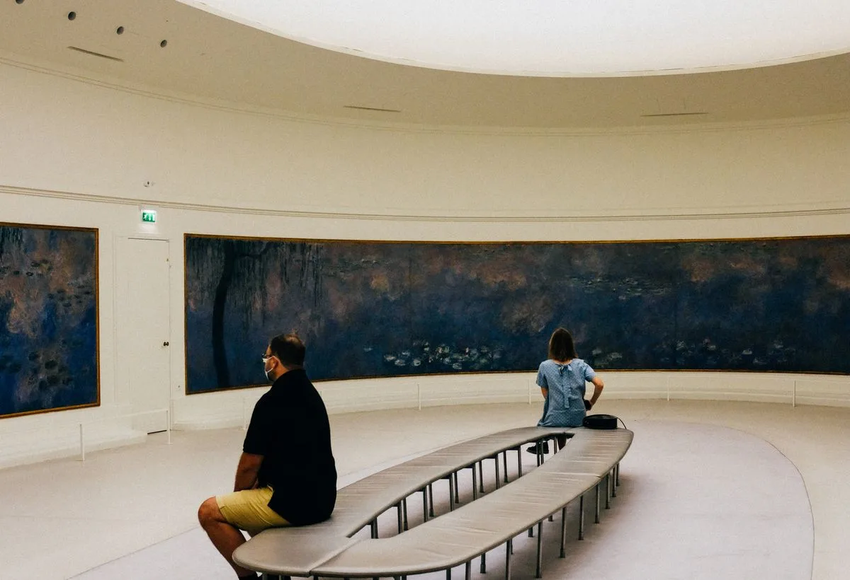 Taxi van Nijmegen naar het Kröller-Müller Museum, bezoekers in een kunstmuseum