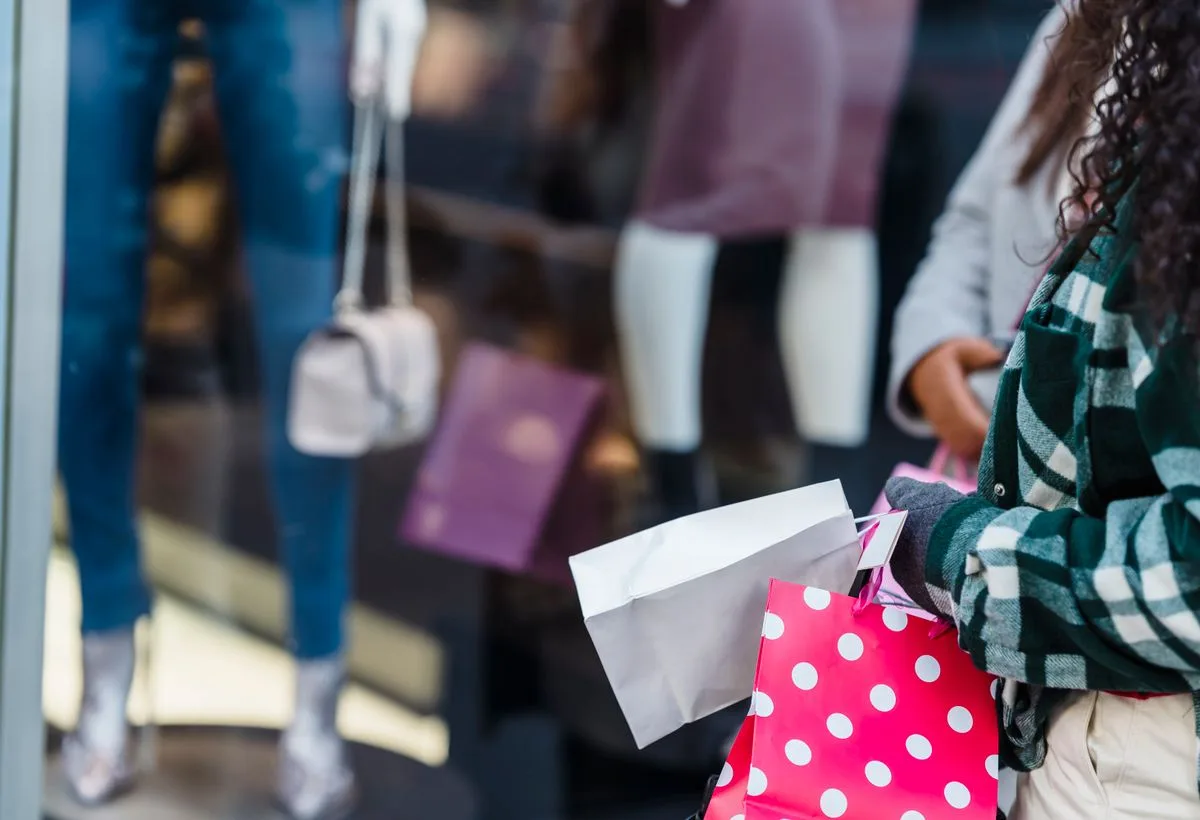 Taxi van Nijmegen naar Designer Outlet Roermond, winkelen met boodschappentassen