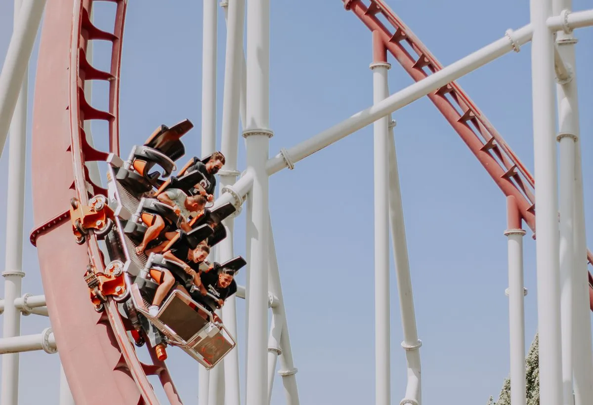 Taxi van Nijmegen naar Walibi Holland, bezoekers in een achtbaan